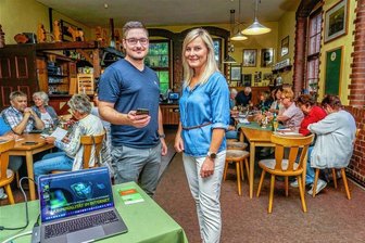 Welche Gefahren im Internet lauern: Infoabend in Grünhainichen - Computerexperte Stefan Gutermuth leitete in Grünhainichen den Infoabend zum Thema digitale Kriminalität. Organisiert wurde die Veranstaltung unter anderem von Rathausmitarbeiterin Kristina Schubert.
