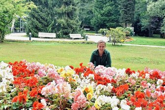 Welche Geheimnisse der Kurpark von Bad Brambach birgt - Der Kurpark in Bad Brambach ist ein gern besuchter Ort. Die Bepflanzungen sind auf die Jahreszeit abgestimmt. Dafür sorgt auch Elke Sternitzky, Gartenbaumeisterin der Sächsischen Staatsbäder GmbH.