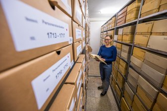 Welche Geheimnisse stecken in 1500 Kisten? Stadt im Erzgebirge holt ihre Geschichte zurück - Susan Schreckenbach in einem der Archivräume. Um das historische Material unterzubringen, hat die Stadt Unterlagen des Verwaltungsarchivs in die Stadtwerke ausgelagert. Trotz der Miete von rund 3800 Euro lohnt sich das auch finanziell.