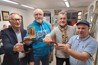 Welche Geschichte steckt hinter der Säge, die aus Niedersachsen zurück nach Augustusburg kam? - Rolf Peters, Dietmar Reichel sowie die Chronikgruppenmitglieder Mathias Kuhnert und Rico Näther (v. l.) mit der besagten Säge der Familie Reichel.