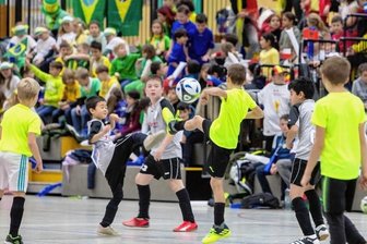 Welche Grundschule wird Weltmeister? - Farbenfroh unterstützen die Mitschüler ihre Grundschulen auf den Tribünen, während sich die Fußballer versuchen für die Endrunde zu qualifizieren. Im Fall der Grundschule Pausa (graue Trikots) klappte das. Die Pausaer vertreten bei der Endrunde Costa Rica.