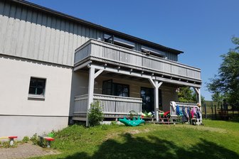 Welche Kita im Vogtland nun einen neuen Balkon erhält - Nach dem Umbau führt eine Treppe von oben in den Garten.