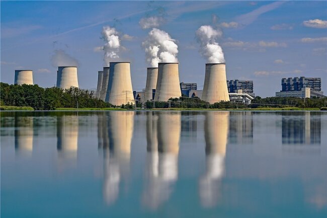 Welche Kohlekraftwerke nun vorerst nicht stillgelegt werden - Soll im Notfall bei Energieengpässen helfen: das Braunkohlekraftwerk in Jänschwalde (Brandenburg). 