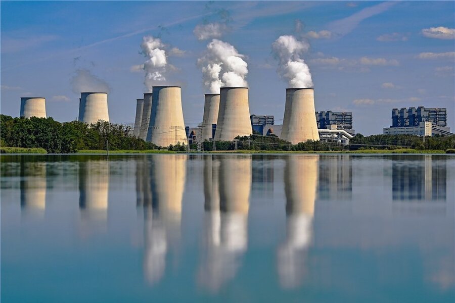 Welche Kohlekraftwerke nun vorerst nicht stillgelegt werden - Soll im Notfall bei Energieengpässen helfen: das Braunkohlekraftwerk in Jänschwalde (Brandenburg). 