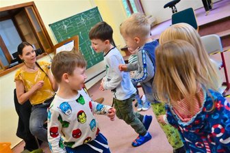 Welche Kurse die Musikschule Vogtland in Reichenbach für die Kleinsten anbietet - Kinder bei der Musikalischen Früherziehung.