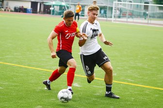 Welche Medaille wird es für die Fußballer des VfB Annaberg – Silber, Bronze oder Holz? - Richie Schulze (l.) und der VfB Annaberg könnten mit einem Sieg in Frankenberg noch Vizemeister der Sachsenklasse werden.