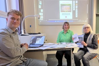 Welche Orte im Vogtland erinnern an die Opfer des Nationalsozialismus? Schülerarbeit wird zum Nachschlagewerk - John Opitz, Andrea Rauh (Mitte) und Liane Kümmerl haben gemeinsam an der Broschüre gearbeitet.