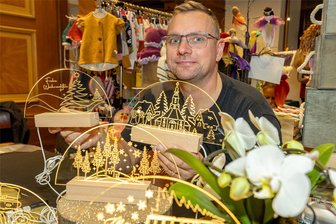 Welche pfiffigen Produktideen beim Kreativmarkt in Auerbach Premiere hatten - Hatte in diesem Jahr Premiere beim Markt: Ronny Meyer bot mit seiner Frau eine moderne Form von LED-Lichterbögen an - aus Acrylglas.