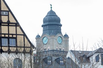 Welche Probleme gibt es im Plauener Stadtzentrum? Rathaus lädt zur Ortsbegehung - Wahrzeichen im Zentrum Plauens: der Rathausturm.