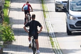 Welche Radwege in Burgstädt dringend gebraucht werden - Auto reiht sich auf der Mittweidaer Straße in Burgstädt an Auto. Radfahrer weichen deshalb auf den Fußweg aus. Ein Radweg könnte Abhilfe schaffen, ist aber bisher nicht geplant.