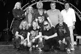 Welche Rolle ein Werdauer bei der „Wiedervereinigung des Ostrocks“ spielt - Thomas Martin (hintere Reihe Zweiter von rechts) steht mit Legenden des Ost-Rocks in den kommenden drei Jahren auf der Bühne. Insgesamt spielen sie 150 Konzerte.