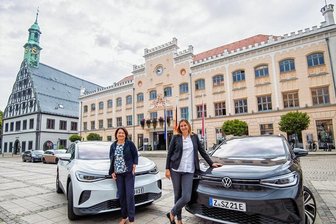 Welche Rolle spielt das Auto künftig in Zwickau? VW und Stadt äußern sich - Karen Kutzner (links) und Constance Arndt fahren beide einen ID.4 von VW. Die elektrisch angetriebenen SUVs durften für das Foto ausnahmsweise mittig auf dem Hauptmarkt parken.