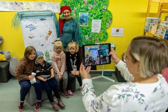 Welche Rolle Wassermann und Hexenhut in der Auerbacher Bibliothek spielten - Als Erinnerung an den bunten Bastelnachmittag mit Geschichten von Otfried Preußler gab es ein Foto mit Isabel Eisermann, die als Wassermann verkleidet aus dem gleichnamigen Kinderbuch Preußlers gelesen hat.