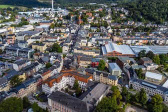 Welche Straßenbau-Projekte die Stadt Aue-Bad Schlema im Jahr 2025 plant - Die Innenstadt von Aue aus der Vogelperspektive: Hier plant die Stadtverwaltung dieses Jahr Straßensanierungen.