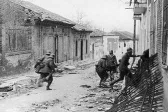 Welche vier Kolonnen gehen der "Fünften Kolonne" voraus? - Unterstützt von gleichgesinnten Madrilenen: Soldaten der nationalistischen Franco-Truppen im Spanischen Bürgerkrieg bei Eroberung Madrids im März 1937. 