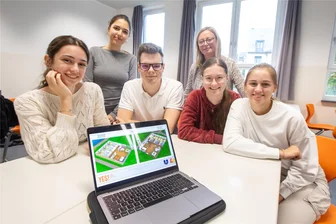 Welche Vorschläge Plauener Jugendliche für das deutsche Gefängnissystem haben - Riona Leka, Dima Daoud, Lenn Richter, Lehrerin Susan Körner, Coralie Geipel und Ella Schöley (von links) sind Teil der Projektgruppe, die in Hamburg war. Nicht im Bild ist Schülerin und Initiatorin Linda Oswald.