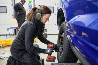 Welche Winterreifen sind die besten? - Der Oktober ist da. Damit beginnt in vielen Regionen Deutschlands die Saison für Winterreifen. Der ADAC hat aktuelle Pneus in zwei verschiedenen Dimensionen getestet. 