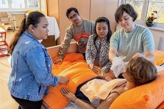 Welche Ziele philippinische Pflegekräfte im Vogtland haben - Für ihre berufliche Anerkennung müssen Cathy Losbañes (35), Louie Dann Cernal (33) und Molly Sarmiento (31) noch Pflegekurse am BSZ Anne Frank in Falkenstein belegen - so bei Generalistiklehrerin Simone Rosch.