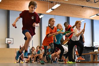 Welche Zwickauer Schulen beim Hallensportfest die Nase vorn hatten - Die Staffelwettbewerbe waren für die Grundschüler der Höhepunkt beim Hallensportfest.