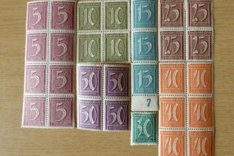 Welchem Zweck dienten diese Marken? - Ganz normale Briefmarken aus dem Deutschen Reich der frühen 1920er-Jahre. Gültig waren sie bis zum Ende der Inflation am 30. September 1923.