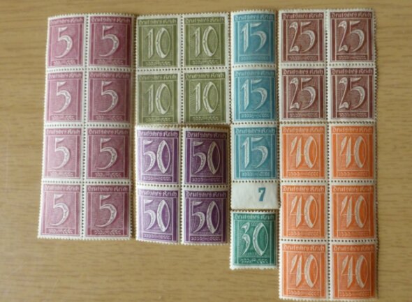 Welchem Zweck dienten diese Marken? - Ganz normale Briefmarken aus dem Deutschen Reich der frühen 1920er-Jahre. Gültig waren sie bis zum Ende der Inflation am 30. September 1923. 