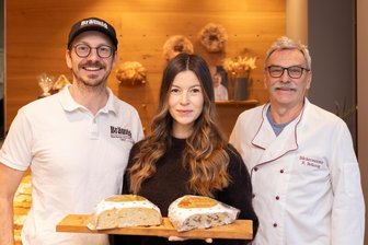 Welcher Bäcker backt im Erzgebirge den leckersten Stollen? - Marcus und Anne Bräunig führen in fünfter Generation die gleichnamige Ehrenfriedersdorfer Bäckerei. Vater Reinhard Bräunig (r.) hilft, wenn in der Backstube viel zu tun ist.