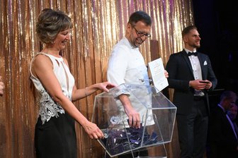 Welcher Chemnitzer Verein braucht Geld? - Beim Opernball im Februar dieses Jahres spielte unter anderem Ball-Koch Roland Keilholz Glücksfee und zog Tombola-Lose.