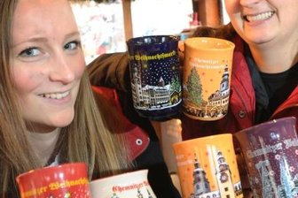 Welcher Glühwein ist der beste? - Viele Tassen und noch mehr verschiedene Glühweine. Zur Auswahl, die Marie Blechschmidt und Jacqueline Stein (v. l.) vergangenes Jahr auf dem Chemnitzer Weihnachtsmarkt zeigten, kommt jetzt noch eine dazu.