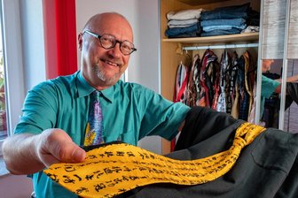 Welcher Mann trägt heute noch Krawatte? - Keine Angst vor Farbe - der Chemnitzer Krawattenfan Dietmar Bartel mag es gern bunt um den Hals.