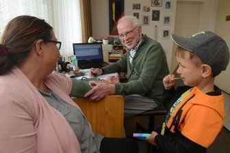 Welcher vogtländische Ort wohl bald ohne Hausarzt dasteht - Blutdruckmessen ist nur eine der vielen Aufgaben von Armin Nieber.
