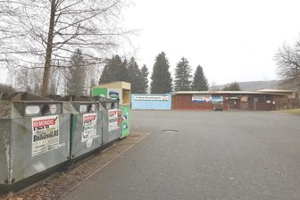 Welcher vogtländische Ortsteil einen neuen Altkleidercontainer bekommt - Viel Platz und in guter Gesellschaft: Am Freibad soll der Altkleidercontainer eine neue Heimat finden.