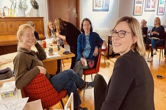 Welcome-Hutzn: Wo sich die Neu-Erzgebirger kennenlernen - Organisatorin Kristin Koksch (rechts) von der Wirtschaftsförderung Erzgebirge im Gespräch mit Gästen beim ersten Welcome-Hutzn in der Alten Brauerei in Annaberg-Buchholz.