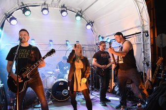 Welcome-Party steigt in Klingenthal: Sie stehen auf der Bühne - 