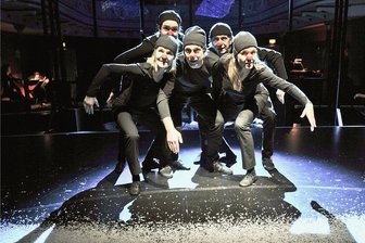 "Welcome to Paradise Lost" feiert in Freiberg Premiere: Wenn die Welt plötzlich eine andere ist - Franka Anne Kahl, Anna Bittner, Martin Ennulat, Ralph Sählbrandt und Susanna Voss (v. l.) vom Schauspielensemble bei einer Probe zu "Welcome to Paradise Lost" von Falk Richter im Freiberger Theater. 