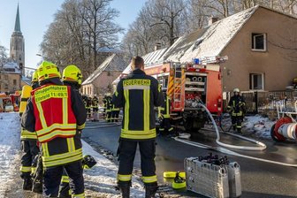 Welle der Hilfsbereitschaft für Falkensteiner Brandopfer - Nach einem Brand ist ein Haus in der Auerbacher Straße in Falkenstein (rechts) nicht mehr bewohnbar. Mutmaßlich hat ein Kurzschluss das Feuer verursacht. Gleich nebenan (in der Bildmitte) das Alte Spital, welches mit dem Baujahr 1763 als ältestes Gebäude der Stadt gilt. 