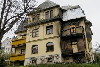 Welle der Hilfsbereitschaft: Nach Wohnhausbrand in Aue starteten zwei Spendenaktionen - Das Gebäude ist am Wochenende durch Handwerker notdürftig gesichert worden. Erste Arbeiten erfolgten schon am Freitagabend. 