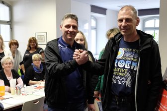 Welle der Hilfsbereitschaft rollt - Mike Mehlhorn aus Werdau, Vater Frank Breiter und Kathrin Trommer (von links) waren gestern bei der Typisierungsaktion in Reichenbach.