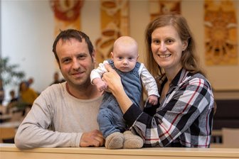 Welt-Frühchen-Tag am Plauener Vogtland-Klinikum: Was eine Mutter sich wünscht - André Hofmann und Stefanie Albrecht mit ihrem Söhnchen Leonard Elias. Der kleine Junge kam rund vier Wochen zu früh auf die Welt.