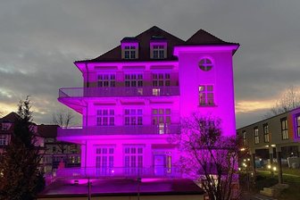 Welt-Frühgeborenen-Tag: Ein Licht für die Kleinsten der Kleinen - "Purple for Preemis" ("Purpur für Frühchen"): Haus G des Klinikums an der Flemmingstraße.