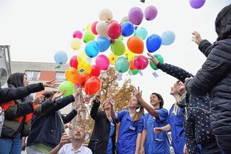Welt-Frühgeborenen-Tag: Jedes 17. Kind kam in Plauen 2021 zu früh zur Welt - 50 bunte Luftballons wurden am Donnerstag zum Welt-Frühgeborenen-Tag von Vertretern der Klinik für Frauenheilkunde, Geburtshilfe sowie der Neonatologie im Vogtland auf dem Gelände des Helios-Klinikums in Plauen in die Luft gelassen.