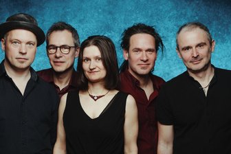Welt-Theater Frankenberg: Wenn im Kino ein Elch entspringt - Die Band Julvisor gastiert am 28. November ab 19 Uhr beim Adventskonzert in der Stadtkirche St. Aegidien.
