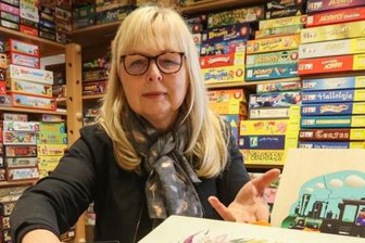 Weltbild aus passgenauen Teilen - Heike Worel bringt ein neues Puzzle-Konzept ins Spielemuseum, das klassisches Puzzlen mit Würfeln kombiniert. 