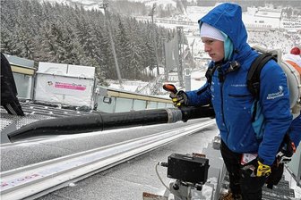 Weltcup: Helfer trotzen in der Vogtland-Arena Wind und Wetter - Leon Friedrich gehörte als Helfer zu der Crew, die die Anlaufspur schneefrei gehalten hat.
