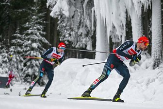 Weltcup in Klingenthal: Erzgebirger Terence Weber löst Olympiaticket - Johannes Rydzek (r) aus Deutschland läuft vor Terence Weber aus Deutschland auf der Strecke.