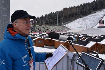 Weltcup in Klingenthal: Jochen Hendel - ein Urgestein geht in den Sprecher-Ruhestand - Der Klingenthaler Jochen Hendel war so etwas wie das Sprecher-Urgestein bei Wettkämpfen in der Vogtland-Arena. Mit 81 Jahren hat er nun endgültig das Mikrofon zur Seite gelegt.
