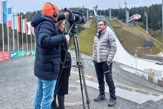 Weltcup: VSC Klingenthal zieht die Reißleine - Alexander Ziron beim Interview mit Felicitas Hölscher für das MDR-Fernsehen.