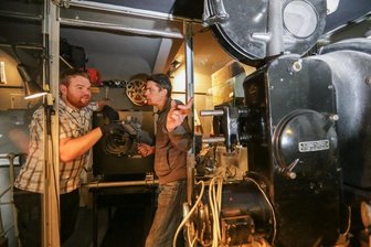 Weltecho: 30.000 Euro für neue Vorführanlage - Geschäftsführer Ingo Scheller (rechts) und Techniker Christian Bühring haben gestern im Weltecho einen neuen Filmprojektor eingebaut. Die alte, analoge Anlage - im Vordergrund - soll jedoch weiterhin genutzt werden.