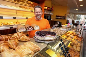 Weltenbummler aus Bayern eröffnet Café in Plauen - Max Penn hinter der Theke seines Bistros "Café Zeit" an der Moritzstraße in Plauen.