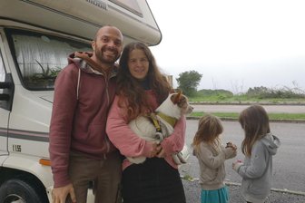 Weltenbummler aus dem Erzgebirge haben Sehnsucht nach der Heimat - Chris und Julia Schmiedel mit ihren beiden Töchtern und ihrem Hund Gajo, einem portugiesischen Podengo, der seit etwas einem Jahr zur Familie gehört, vor ihrem kleinen, rollenden Zuhause in Zentralportugal. Foto: Familie Schmiedel