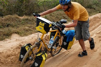 Weltenbummler aus Freiberg fährt mit der Transsib zum Neujahrsfest nach Peking - Christian Mädler auf seiner Tour von Freiberg nach Vietnam vor neun Jahren im Dschungel von Myanmar, als die Piste unbefahrbar war. Dieses Mal steigt er für die Reise nach Peking in den Zug.